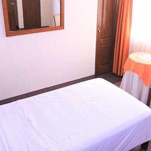 Zimmer mit Kingsize-Bett
